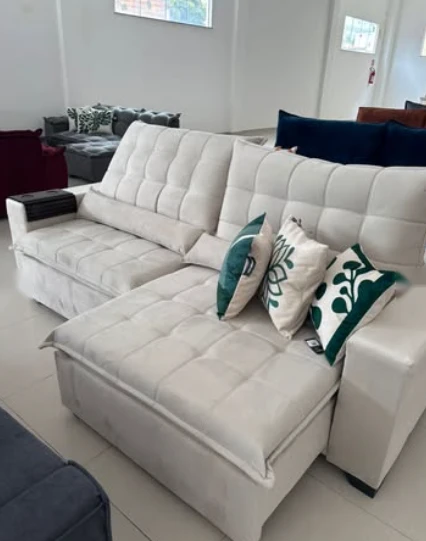 Sofá branco com chaise e almofadas