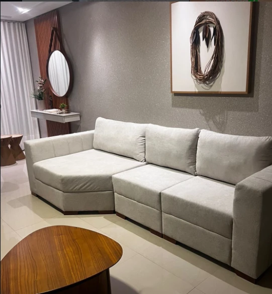 Sofá planejado claro em ambiente elegante